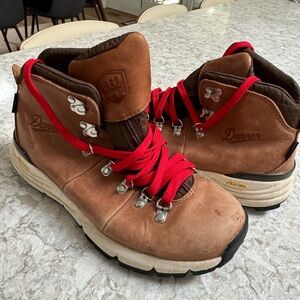 Danner Women’s Hiking Boots - Size 7.5 (Mountain 600 4.5in Saddle Tan)